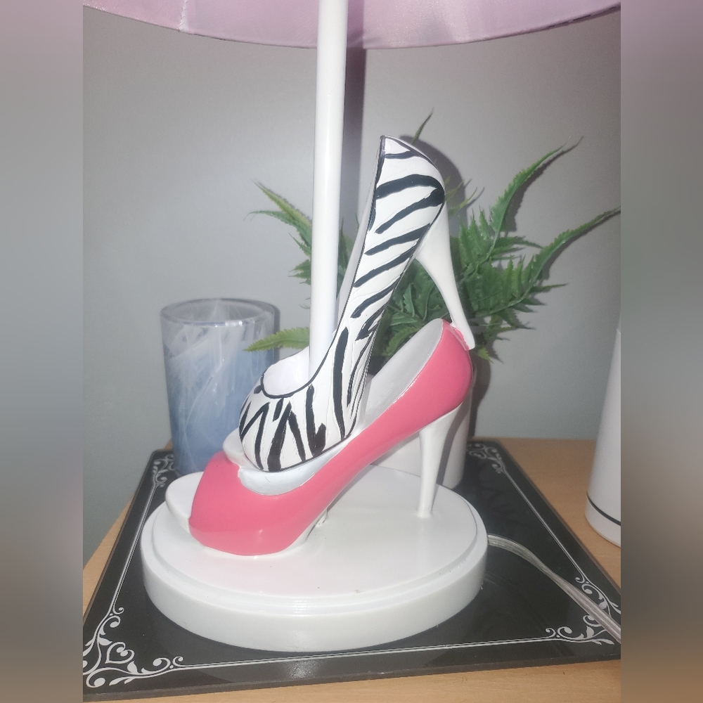 Lady's high heel shoe novelty lamp